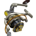Carrete spinning de cuerpo metálico con Line Roller en color plateado y detalles dorados, mango ergonómico y sistema de lanzamiento optimizado.