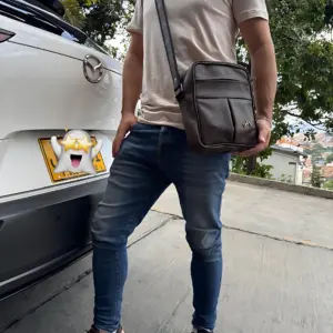 Bolso Carriel Masculino en Cuero Sintético - Organiza pertenencias con estilo