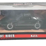 Réplica de carro K.I.T.T. de Knight Rider en caja, escala 1:32, color negro brillante con detalles cromados, acabado metálico.