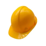 Casco de seguridad amarillo brillante con visera frontal, diseñado para protección en obras. Vista lateral que muestra ventilación lateral y acabado liso.