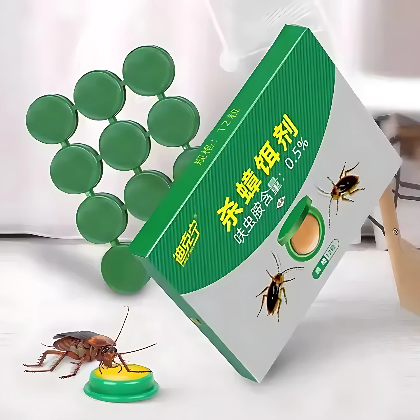 Caja de cebo matacucarachas de 12 unidades, con disco verde y estuche blanco. Incluye ilustraciones de cucarachas y texto en español. Producto para control de plagas sin olor ni mezcla.