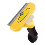 Cepillo anti pulgas amarillo con mango negro y dientes metálicos, diseñado para deslanzar mascotas y eliminar pelo muerto.
