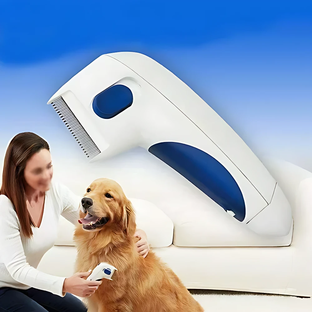 Peine eléctrico blanco con detalles azules, en uso sobre perro golden retriever sentado en sofá blanco. Elimina parásitos sin químicos.