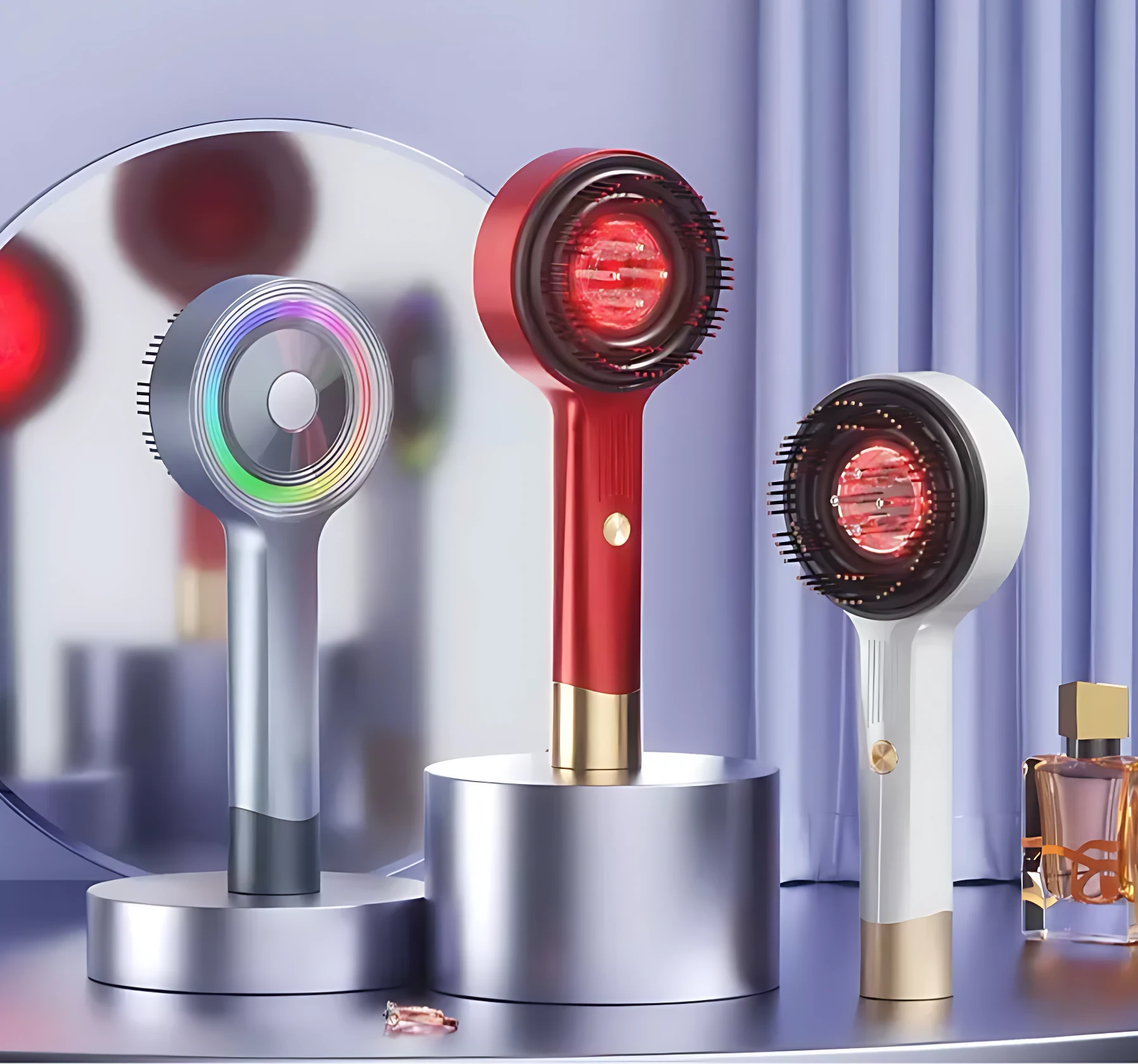 Tres cepillos eléctricos de masaje capilar con luz roja y aceites, en colores rojo, blanco y gris, sobre bases metálicas.