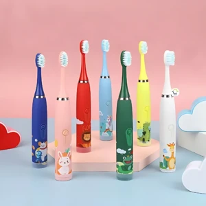 Cepillos dentales eléctricos infantiles con diseños animados en colores azul, rosa, rojo, celeste, verde, amarillo y blanco, dispuestos sobre base rosa con nubes decorativas.