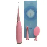 Cepillo eléctrico rosa con cabezal metálico para limpieza dental, acompañado de dos accesorios adicionales y su empaque azul.