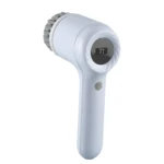 Cepillo eléctrico inalámbrico blanco con pantalla digital que muestra 77, mango ergonómico y cerdas duras para limpieza de esquinas de ducha e inodoro.