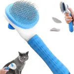 Cepillo desengomador para gatos con cerdas metálicas y mango ergonómico azul, en uso sobre felino gris.