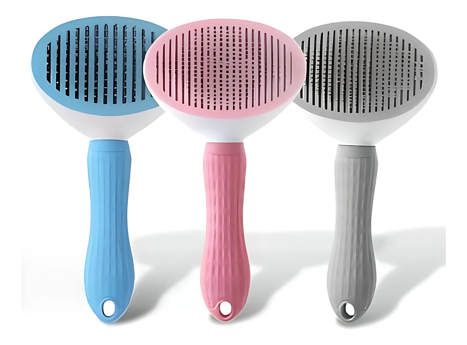 Cepillo ovalado para mascotas con cerdas metálicas, disponible en azul, rosa y gris, diseñado para eliminar nudos y pelusa.
