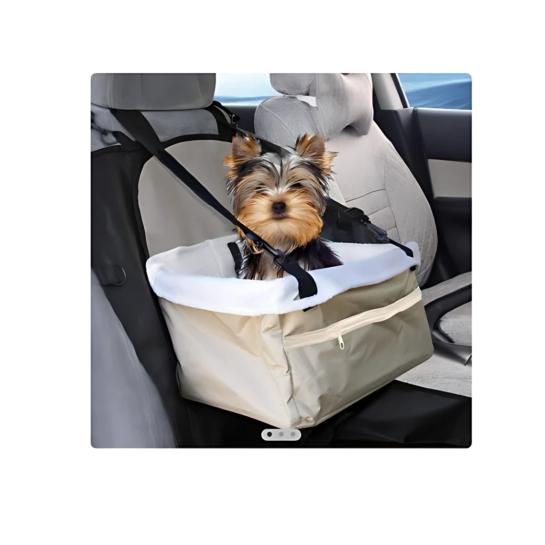 Cesta acolchada beige con forro blanco para transporte de mascotas, instalada en asiento trasero de auto con correa de seguridad.