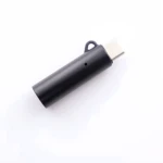Encendedor eléctrico tipo C por soplido en color negro, con cuerpo cilíndrico y conector USB-C visible, diseñado para uso seguro en espacios cerrados.
