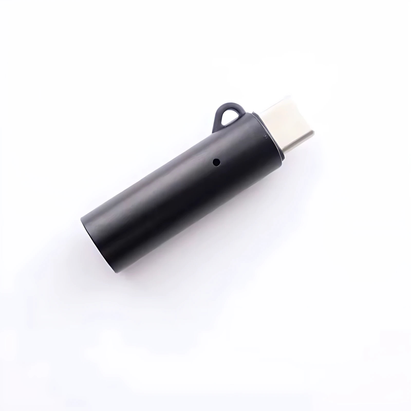 Encendedor eléctrico tipo C por soplido en color negro, con cuerpo cilíndrico y conector USB-C visible, diseñado para uso seguro en espacios cerrados.