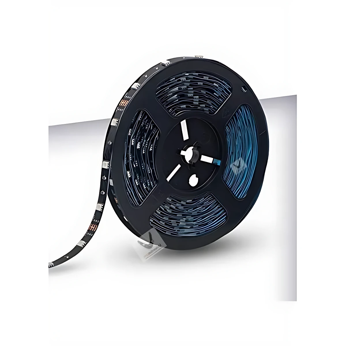 Cinta LED RGB enrollada en bobina negra, con cable azul visible y tiras de diodos expuestos, lista para instalación en interiores.