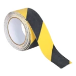 Cinta antideslizante Globy con textura mineral, color amarillo y negro en diagonal, rollo parcialmente desenrollado sobre fondo blanco.