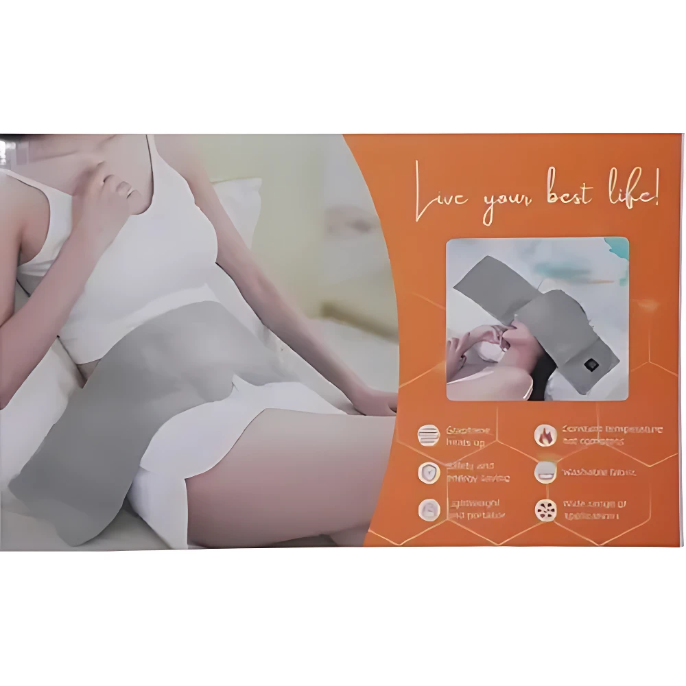 Máscara para ojos con perlas de vidrio, color gris claro, mostrada en modelo femenina sobre cama blanca. Incluye panel naranja con iconos de beneficios y texto promocional.