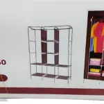 Armario de tela STORAGE modelo 88130 con tres divisiones, medidas 130x45x175 cm, mostrando estructura metálica y estantes organizados con ropa y accesorios.