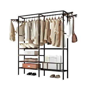 Armario modular de metal negro con estantes ajustables, perchas y cajones; muestra ropa colgada, zapatos y cajas organizadoras.