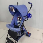 Coche paseador tipo sombrilla en color azul con capota protectora, asiento acolchado y detalles gráficos de robot. Incluye reposapiés ajustable, manillar ergonómico y ruedas pequeñas para desplazamiento suave. Ideal para uso diario y viajes cortos.