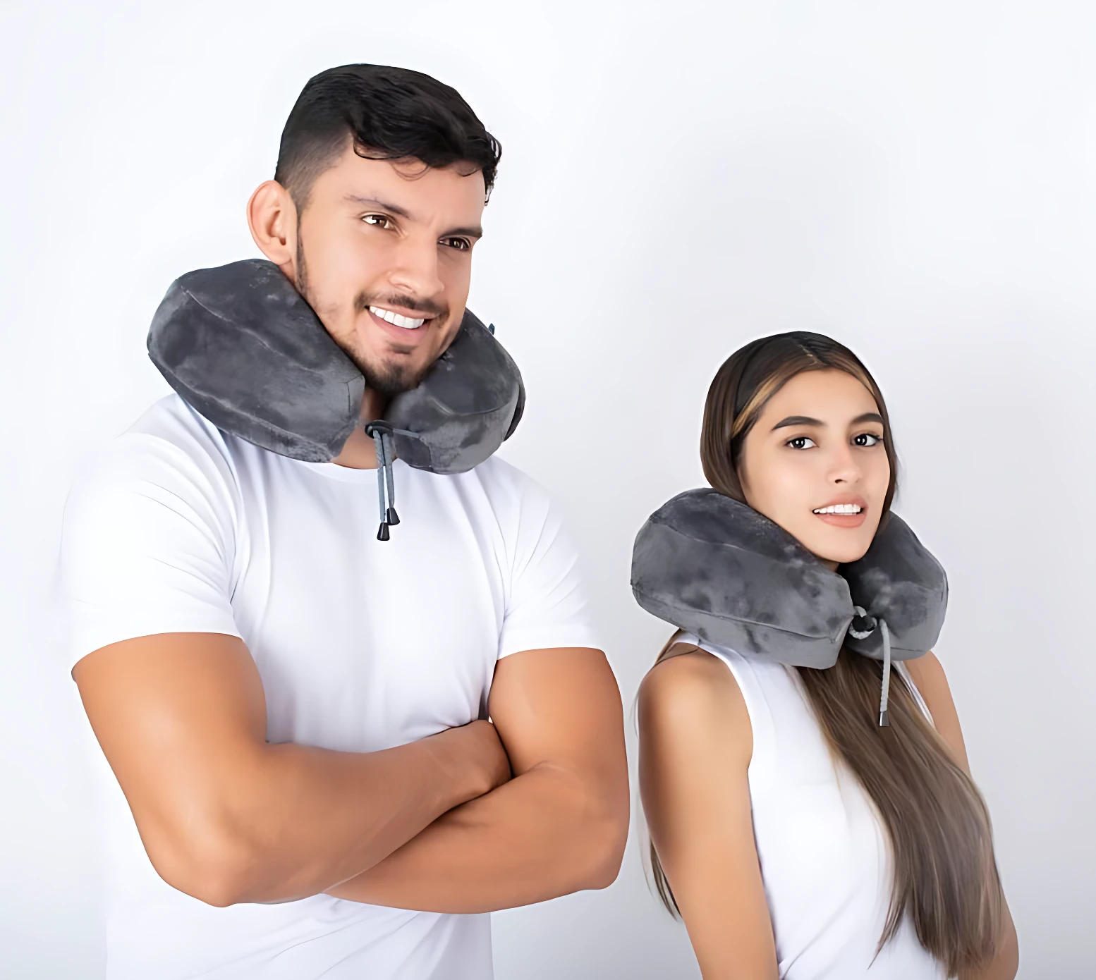 Hombre y mujer usando cojín cervical gris con textura suave, modelo Elite Dreams, para viajes.