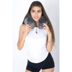 Mujer joven usando cojín cervical gris con espuma viscoelástica, ajustable por cordón, en pose frontal sobre fondo blanco.