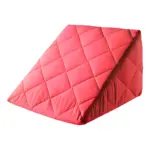 Cojín triangular de alta densidad en color coral, con costuras diagonales que forman rombos. Diseñado para apoyar la espalda durante lectura o ver televisión, mejora la postura sin fatiga.