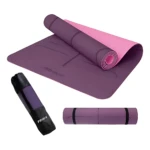 Colchoneta de yoga plegable en tonos morado y rosa, con estuche negro incluido. Presentada desplegada y enrollada, ideal para pilates y ejercicios en suelo.