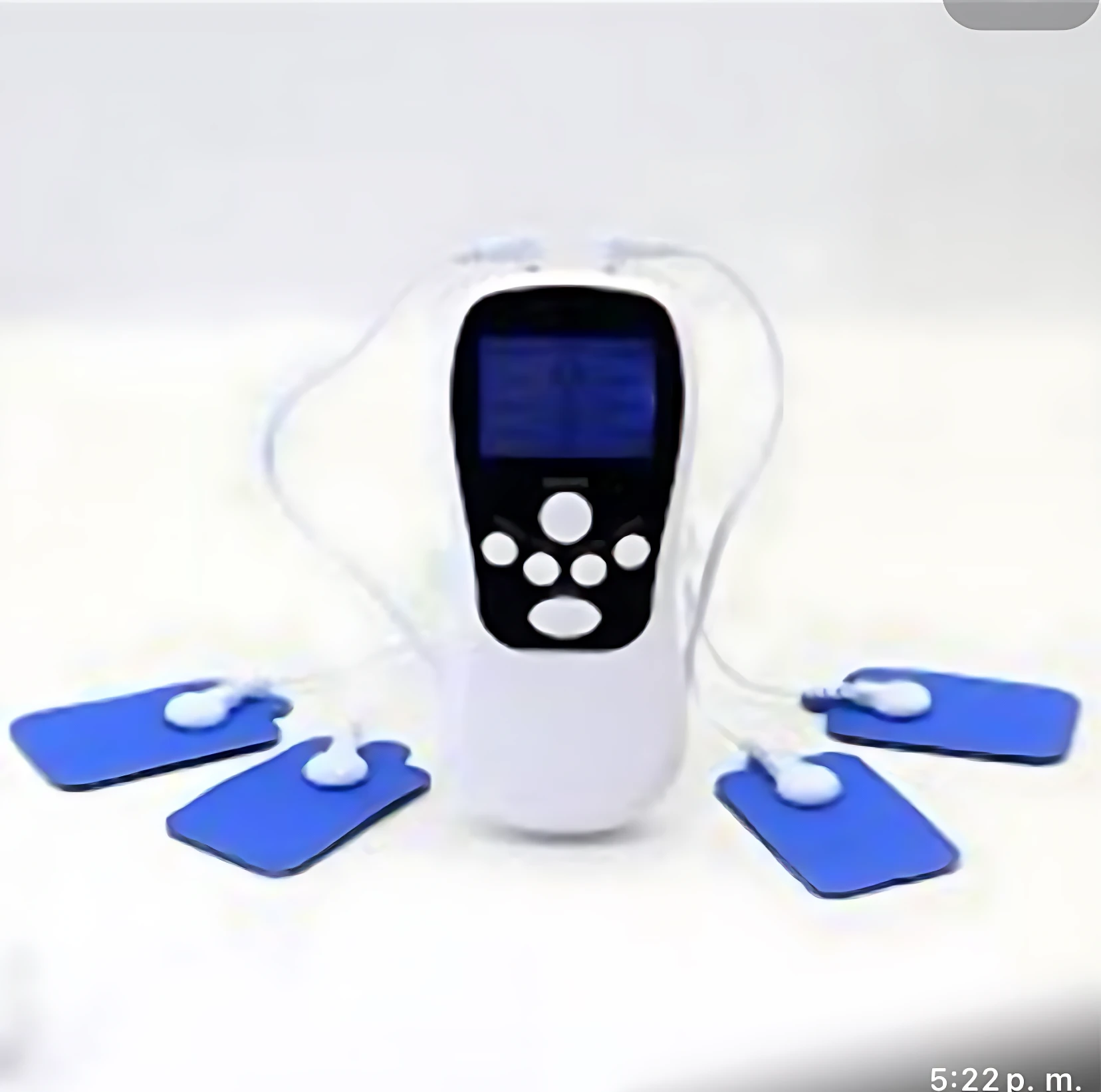 Electroestimulador portátil blanco con pantalla azul y cuatro electrodos adhesivos conectados por cables, diseñado para masaje y alivio muscular.
