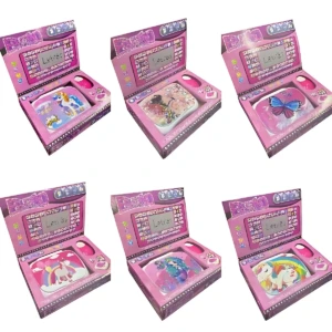 Seis computadoras mini rosa con diseño de teclado físico, mostrando variantes de temática: unicornio, mariposa, princesa y arcoíris. Cada unidad incluye pantalla LCD y accesorios en caja abierta.