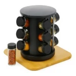 Portacondimentos giratorio negro con base de madera clara, nueve frascos de vidrio con tapas negras y un frasco adicional al lado.