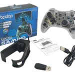 Control inalámbrico transparente con luces RGB, acompañado de su caja, cargador USB, cable y soporte.