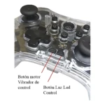 Control inalámbrico transparente con luces RGB, mostrando botones internos y vibrador de control.
