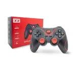 Control inalámbrico X3 ergonómico en color negro con detalles rojos, mostrando su diseño frontal con botones táctiles, joysticks y mando de consola, acompañado de su caja roja.