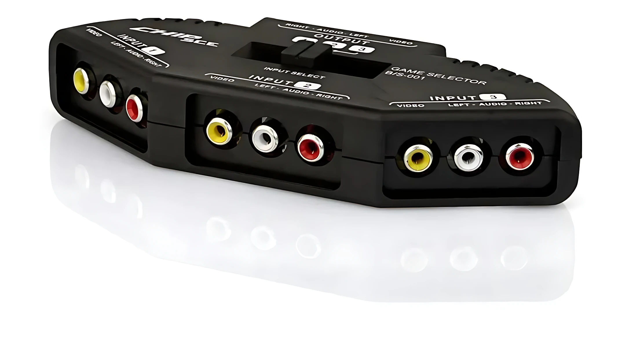 Conmutador RCA negro con tres salidas de video y audio, diseñado para conectar múltiples fuentes a un solo dispositivo.