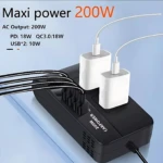 Inversor de corriente auto negro de 200W con dos cargadores blancos conectados y múltiples salidas USB visibles en ángulo lateral.