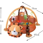 Corral de bebé león con arco de madera y juguetes colgantes, medidas 95x70x50 cm, incluye peluche león y animales suaves para estimulación sensorial.