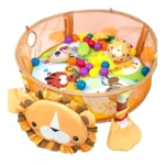 Corral de bebé león con juguetes colgantes, malla naranja y peluche frontal, lleno de pelotas de colores y figuras suaves para estimulación sensorial.
