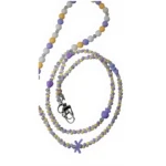 Correa de seguridad con cuentas artesanales en tonos lavanda, amarillo y blanco, con cierre metálico y detalle en forma de cruz.