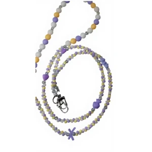 Correa de seguridad con cuentas artesanales en tonos lavanda, amarillo y blanco, con cierre metálico y detalle en forma de cruz.