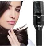 Cortador eléctrico de puntas abiertas recargable en color negro, con pantalla LED y botón de encendido, acompañado de mujer con cabello liso y brillante tocando su pelo.