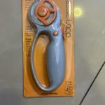 Cortador giratorio ZF Classic Loop en su empaque naranja, con mango azul claro y rueda naranja, diseñado para manualidades.