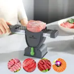 Cortador manual de carne en color gris oscuro con base antideslizante y mango negro, mostrando una pieza de carne cruda siendo cortada. Incluye cuatro círculos con ejemplos de cortes: lonchas finas, tiras, rodajas gruesas y salmón decorado.