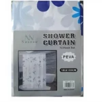 Cortina de baño PEVA Naonao, 180x180 cm, con ganchos incluidos. Empaque con diseño floral azul y blanco, muestra interior de ducha con cortina estampada.