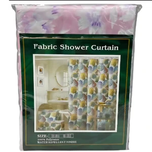 Cortina de baño de tela floral en tonos rosa y morado, con pestaña superior y acabado repelente al agua, presentada en empaque cerrado.