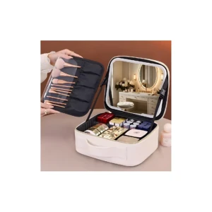 Organizador de maquillaje beige con espejo LED encendido, mostrando cepillos y cosméticos internos sobre superficie clara.