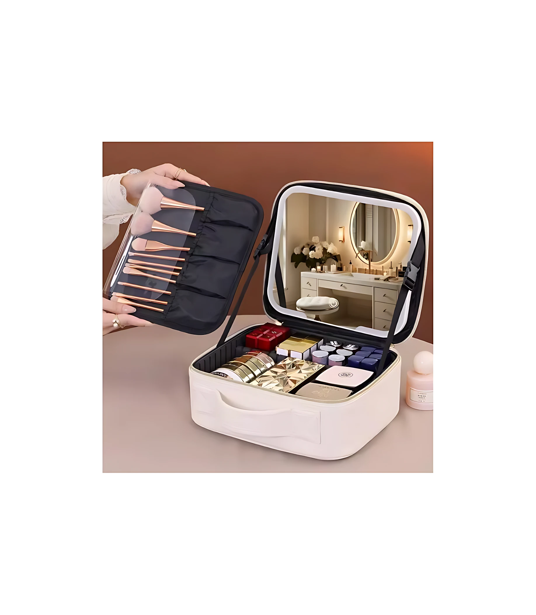 Organizador de maquillaje beige con espejo LED encendido, mostrando cepillos y cosméticos internos sobre superficie clara.