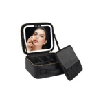 Organizador de maquillaje negro con espejo LED integrado, mostrando rostro de mujer aplicando maquillaje. Incluye compartimentos internos y funda extraíble.