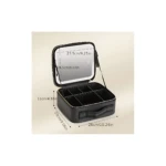 Organizador de maquillaje negro con espejo LED integrado, abierto y mostrando compartimentos internos; incluye medidas visibles en cm y pulgadas.