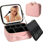 Cosmetiquera rosa con espejo LED integrado y compartimentos ajustables, mostrando interior abierto y versión cerrada.