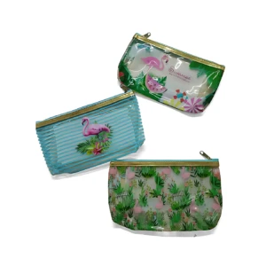 Set de dos cosméticas transparentes con estampado tropical de flamencos y hojas, cierre dorado y diseño para organizar maquillaje.
