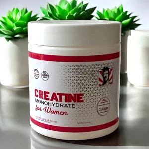 Contenedor blanco de creatina monohidratada para mujeres con colágeno, etiqueta roja y gris, fondo con plantas decorativas.